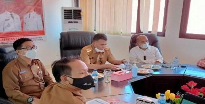 Bupati Natuna, Wan Siswandi saat menyampaikan progres vaksinasi kepada Gubernur Kepri secara virtual-f.istimewa