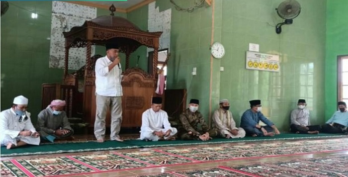 Bupati Natuna, Wan Siswandi saat memberikan kata sambutan dengan masyarakat dan pengurus mesjid-f.istimewa