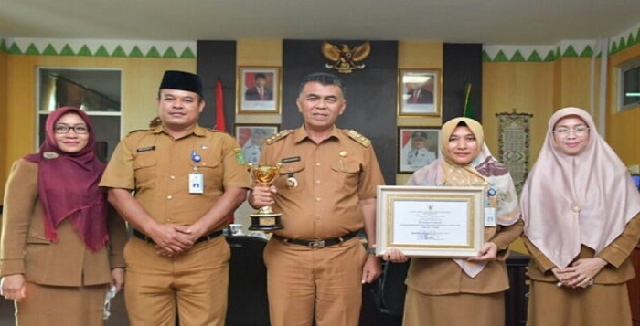 Bupati Natuna Wan Siswandi Foto Bersama Sambil Memegang Piala Penghargaan APE 2021