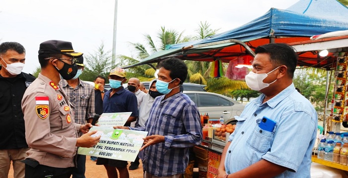 Kapolres Natuna didampingi Bupati Natuna saat menyerahkan bantuan
