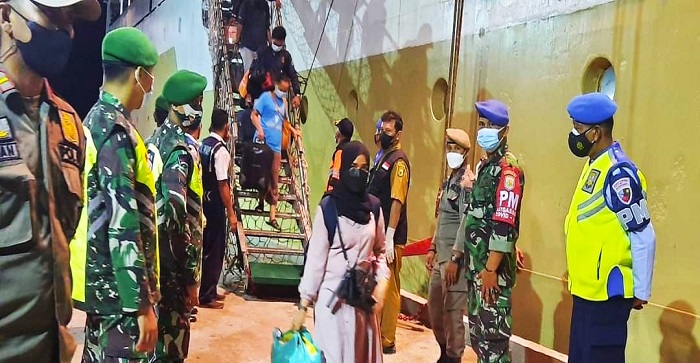 Suasana saat KM Bukit Raya bersandar yang dipantau Tim Satgas Covid 19