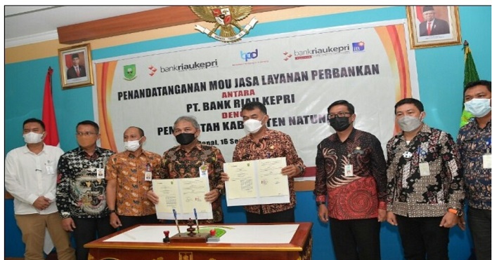 Foto bersama usai penandatanganan MoU