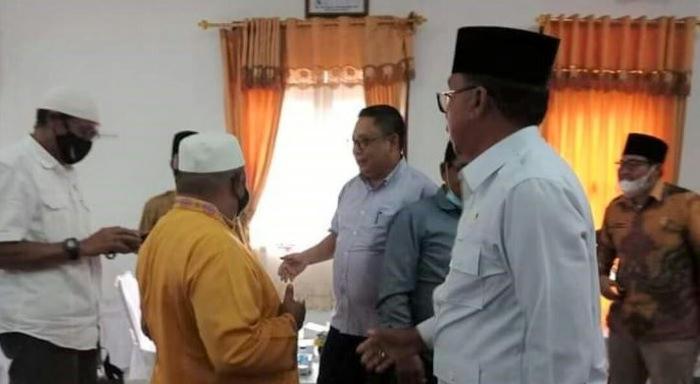 Daeng Amhar saat menerima kunjungan sejumlah tokoh