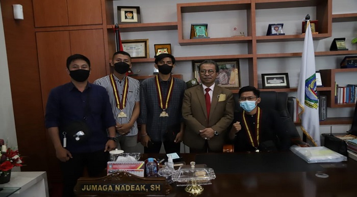 Ketua DPRD Kepri Jumaga Nadeak Foto Bersama Pengurus HIMA PERSIS Kepri