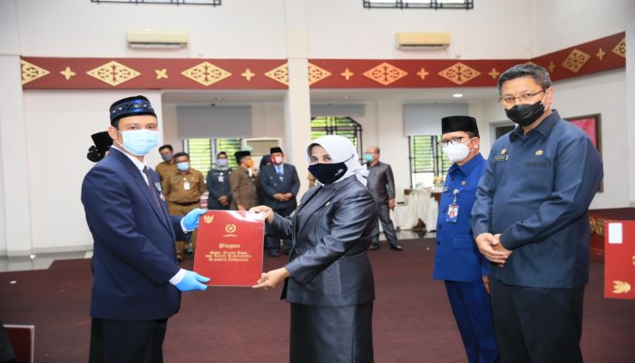 Wali Kota Tanjungpinang, Rahma Saat Menyerahkan Penghargaan ke Salah Satu PNS..