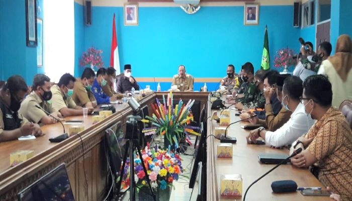Bupati Natuna saat mendengar masukan dari instansi terkait