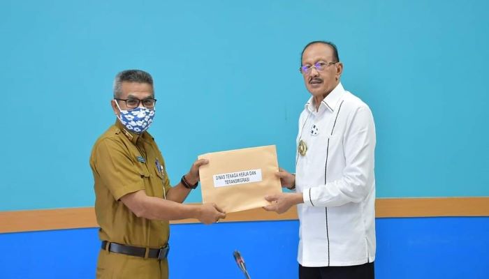 Bupati Natuna saat menyerahkan DPA Tahun 2021 ke Kepala Disnakertrans Natuna