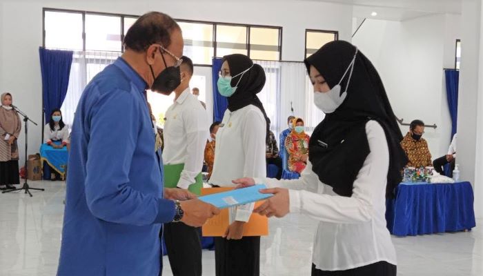 Bupati saat menyerahkan secara simbolis SK CPNS