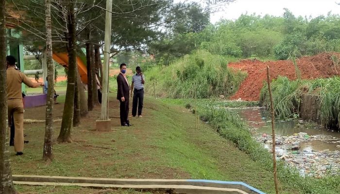 Wakil Ketua II DPRD Kota Tanjungpinang, Hendra Jaya Saat Meninjau Drainase Taman batu 10