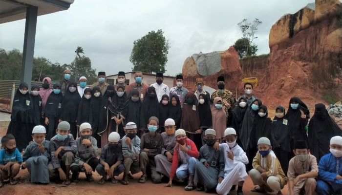 Foto Bersama Usai Peletakkan Batu Pertama Pembangunan Masjid