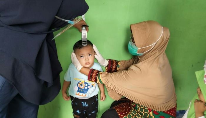 Balita sedang diukur tinggi badan di kegiatan Bulan Timbang