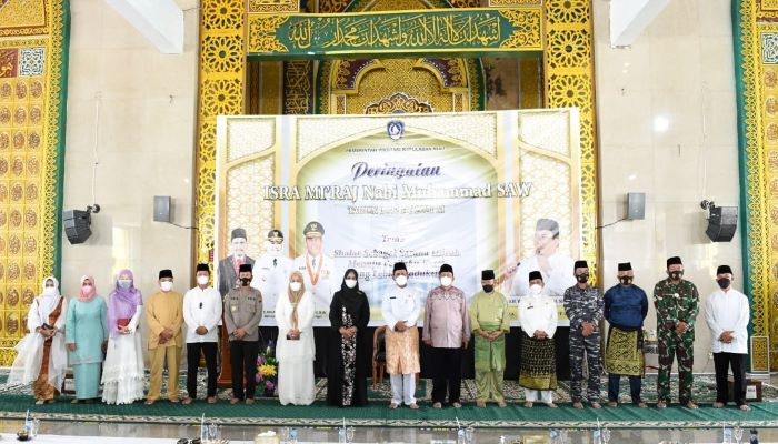Foto Bersama Usai Memperingati Isra Mi'raj di Masjid Raya Nur Ilahi Dompak