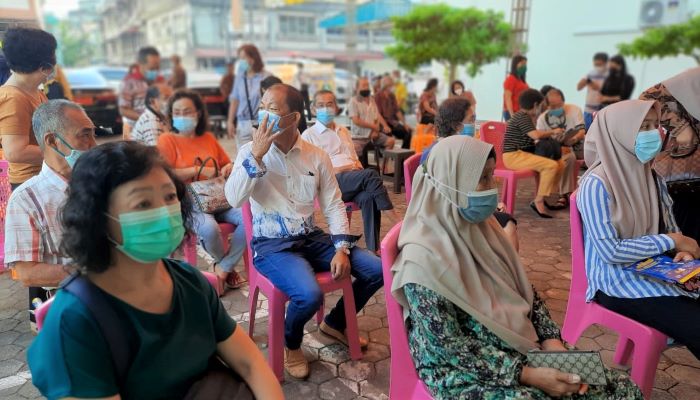 Para Lansia Saat Menunggu Penyuntikan Vaksin
