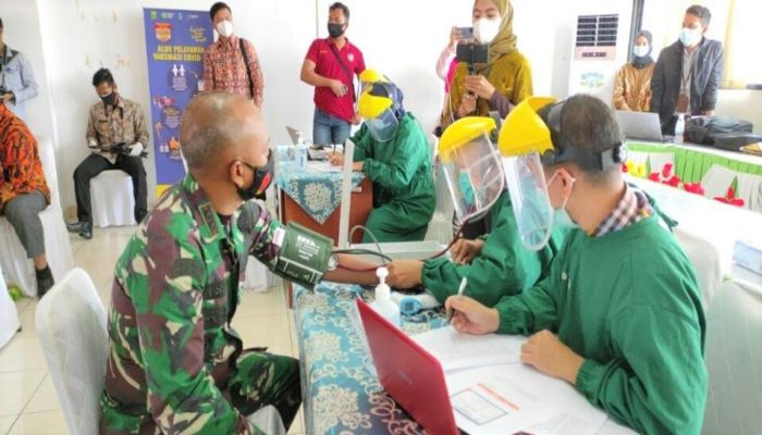 Salah satu proses vaksinasi yang diikuti oleh Dandim 0318 Natuna, Letkol (Arm) Asep Ridwan SH.M.Han