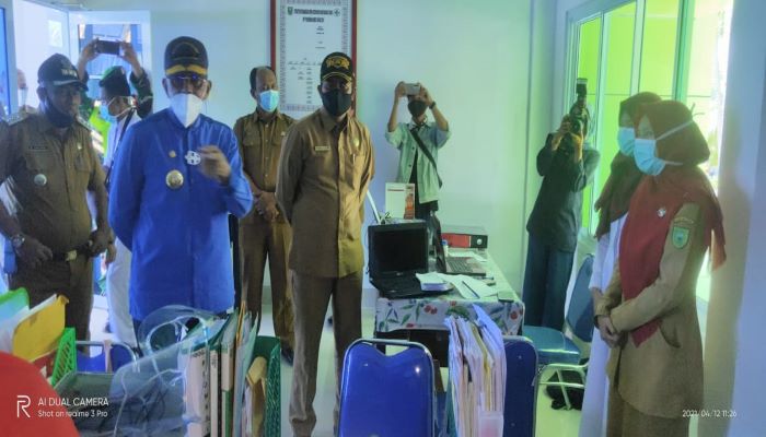 Hamid Rizal saat melihat sarana dan prasarana Puskesmas Midai (f-istimewa)