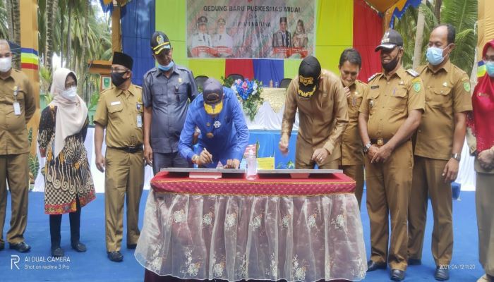 Hamid Rizal saat menandatangani berita acara sekaligus meresmikan Puskesmas Midai (f-istimewa)