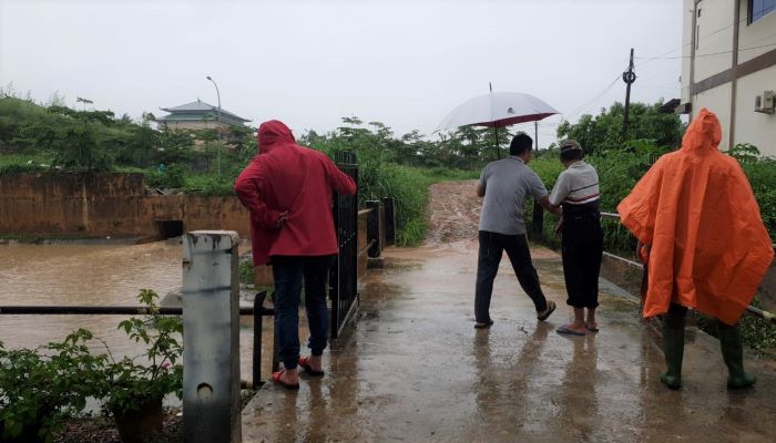 Ketua Komisi III DPRD Kepri, Widiastadi Nugroho Saat Meninjau Lokasi Banjir