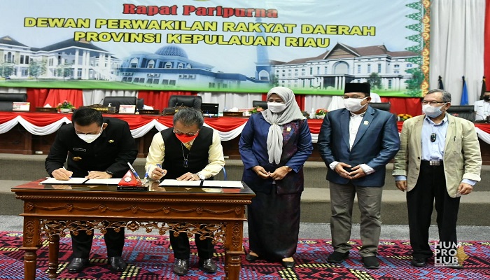 Gubernur Kepri, Ansar Ahmad dan Ketua DPRD Kepri, Jumaga Nadeak Saat Menandatangani Dokumen