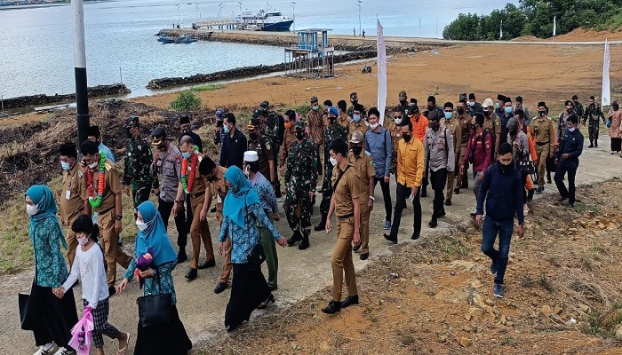 Rombongan yang tiba disambut oleh masyarakat dan langsung menuju tempat pertemuan