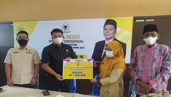 Fathir Saat Menyerahkan Bantuan