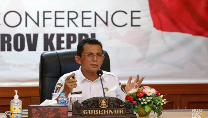 Gubernur Kepri, Ansar Ahmad Saat Pimpin Rapat Penanganan PMI