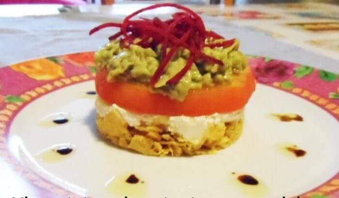 Timbale tomate, avocat et chips de maïs