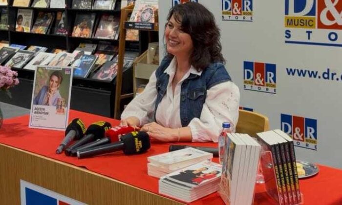 Açelya Akkoyun, D&R’da hayata dair içten mesajlar verdi