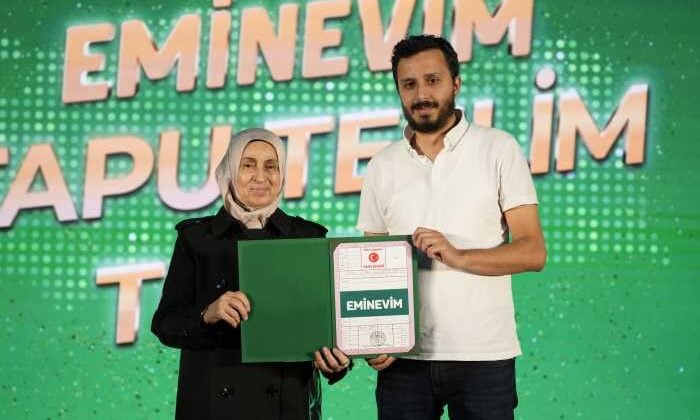 Eminevimliler tapu teslim töreninde buluştu
