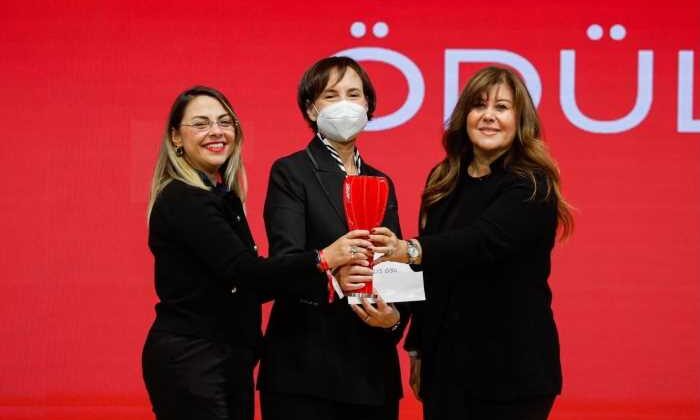 Çocuklara umut ve iyilik taşıyan Kırmızı Karavan’a Işıldayanlar ödülü