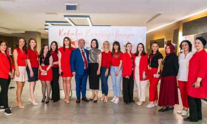 Kadınlar kalpleri için kırmızıya geçti