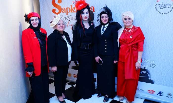 Şapkalarıyla çağlarını selamladılar