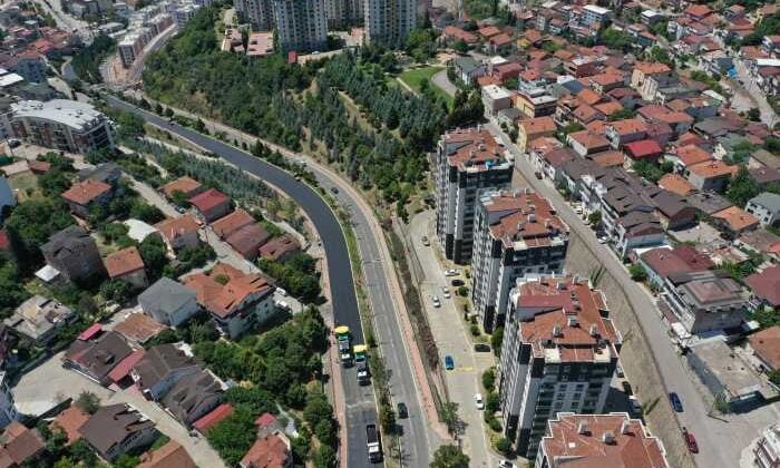 Tosyalı’nın döngüsel üretim vizyonuyla geliştirilen cüruf bazlı yüksek performanslı asfalt şimdi de Kocaeli yollarında