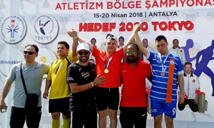 Otizmli sporcular madalyaya koşuyor
