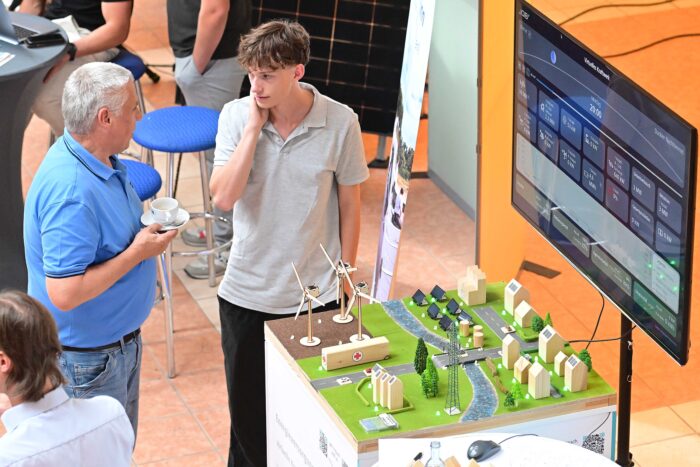 Teilnehmende und Ausstellende des Energieforums