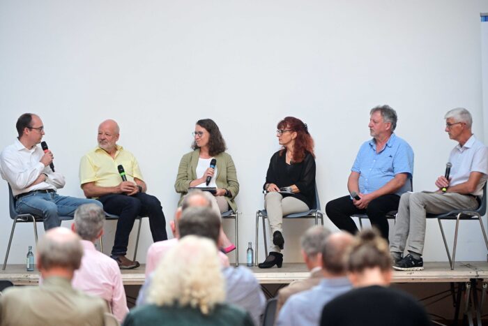 Teilnehmende des Podiumsgesprächs: v.l.n.r. Jörn Kampmann (SPD), Hans-Josef Fell, Cornelia Weigand, Susanne Henn (Moderation), Matthias Heeb (B90/die Grünen), Reiner Friedsam (FWG)
