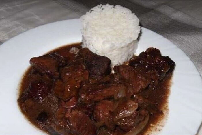 Sauté de porc au vin rouge