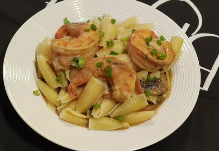 Pâtes aux gambas, sauce aux champignons