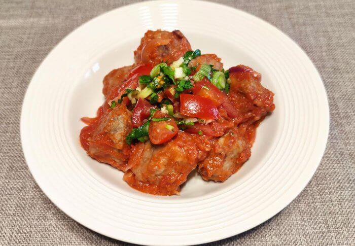 Boulettes en sauce tomate et sauce vierge