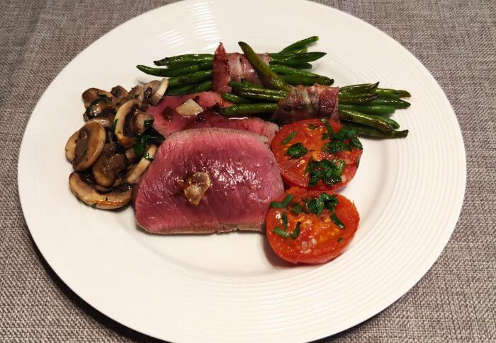 Rôti de bœuf accompagné de légumes