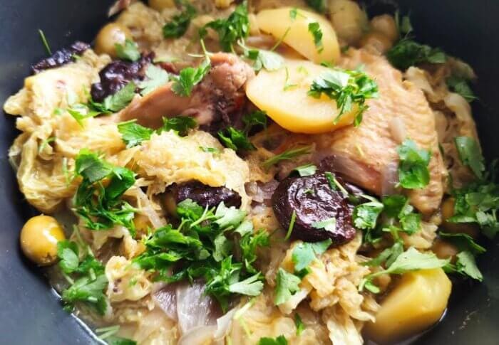 Tajine au chou frisé et aux pruneaux