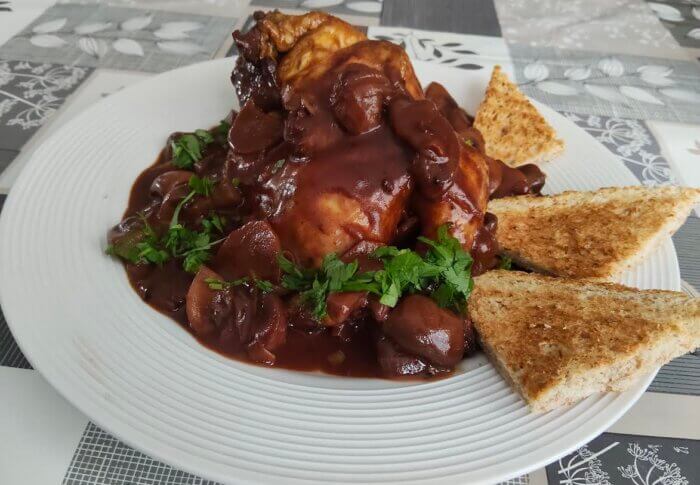 Coquelets au vin rouge