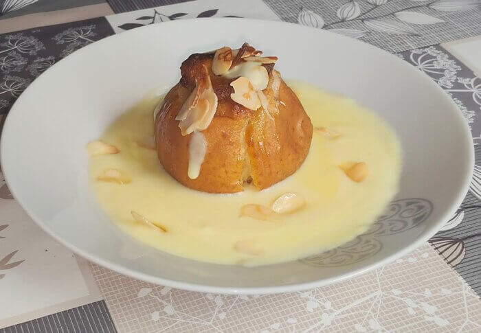 Pommes au four sur crème anglaise
