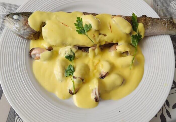 Truites aux moules et sauce safranée