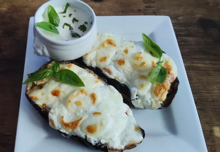 Aubergines farcies aux tomates confites et mozza