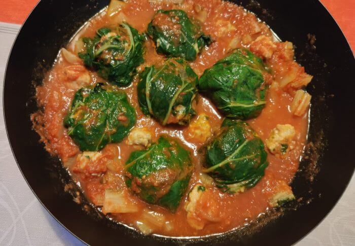 Feuilles de blettes farcies en sauce tomate