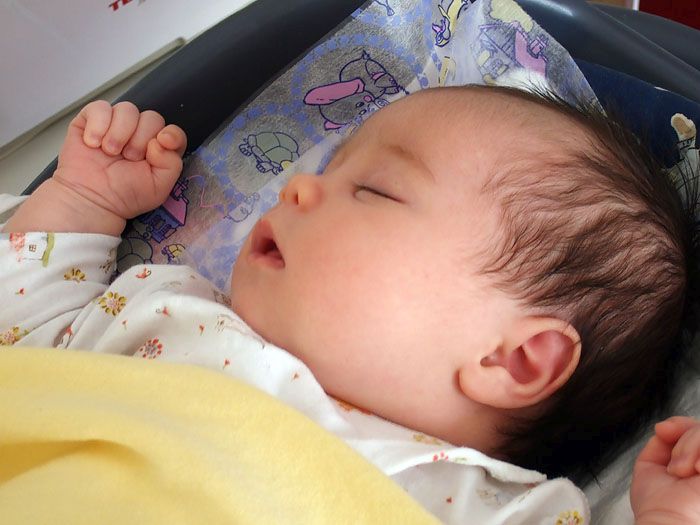 Your baby gets overtired, how to soothe her
