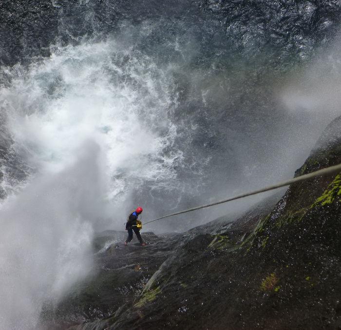 Dans le canyon de Takamka, descente en rappel du mini trou de fer avec les moniteurs canyoning Envergure Réunion