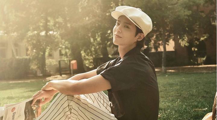 Park Bo Gum Luncurkan Light Stick untuk Penggemar