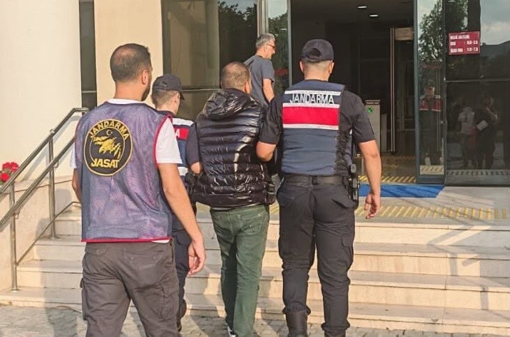 ARALARINDA TEFECİLİK VE SİLAHLA TEHDİDİN DE BULUNDUĞU 60 AYRI SUÇTAN ARANAN VE HAKKINDA KESİNLEŞMİŞ HAPİS CEZASI BULUNAN ŞAHIS KISKIVRAK YAKALANDI.