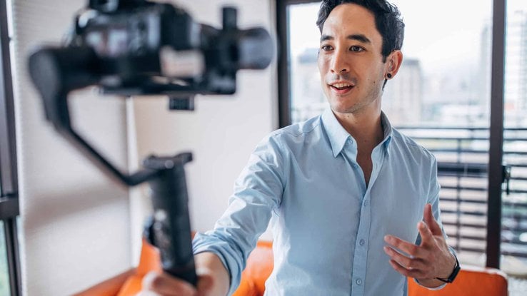 Influencer films himself for influencer marketing campaign